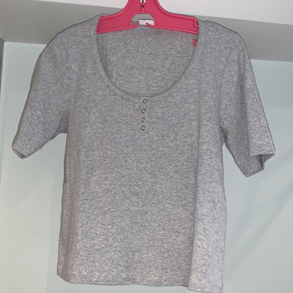 Frank and Oak cropped gray T-shirt with scoop neck and snap front - Picture 4 of 5
